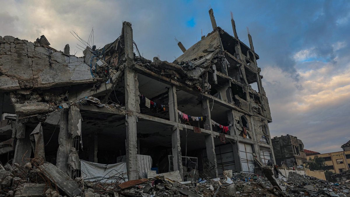 Imagen de 13 de diciembre de 2025 de un edificio parcialmente destruido en Gaza.