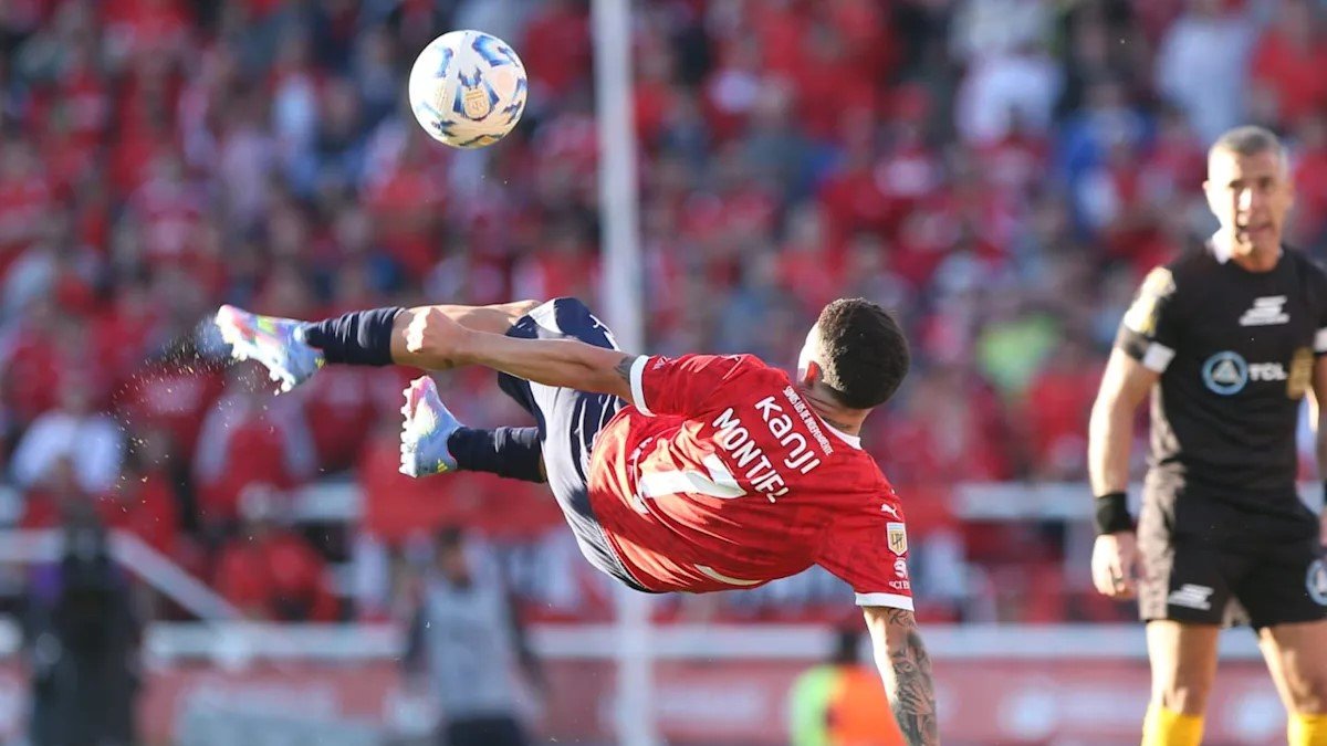 Santiago Montiel ganó el premio Puskás por su 'chilena' ante Independiente Rivadavia de Mendoza.