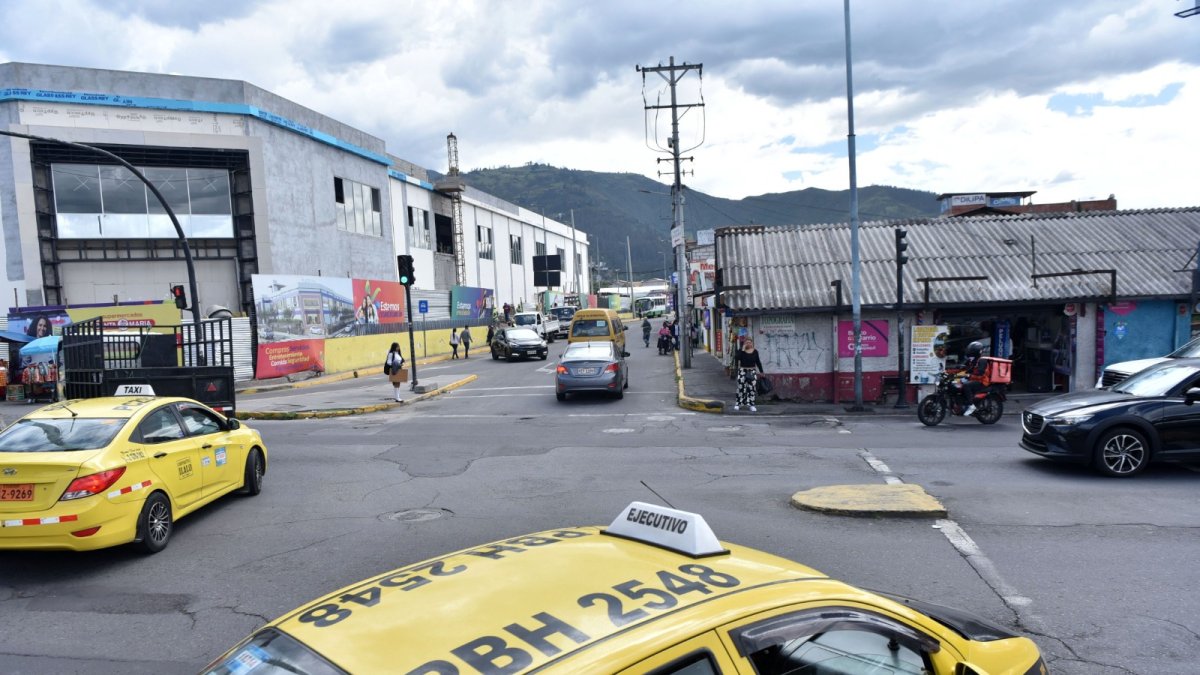 En la Juan Montalvo e Interoceánica hay decenas de negocios, unidades educativas y también ventas informales.
