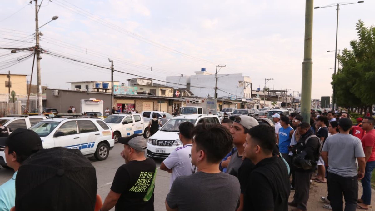 Decenas de curiosos se congregaron en la avenida Isidro Ayora, en Samanes 4, tras el ataque armado que terminó con la vida del futbolista Mario Pineida.