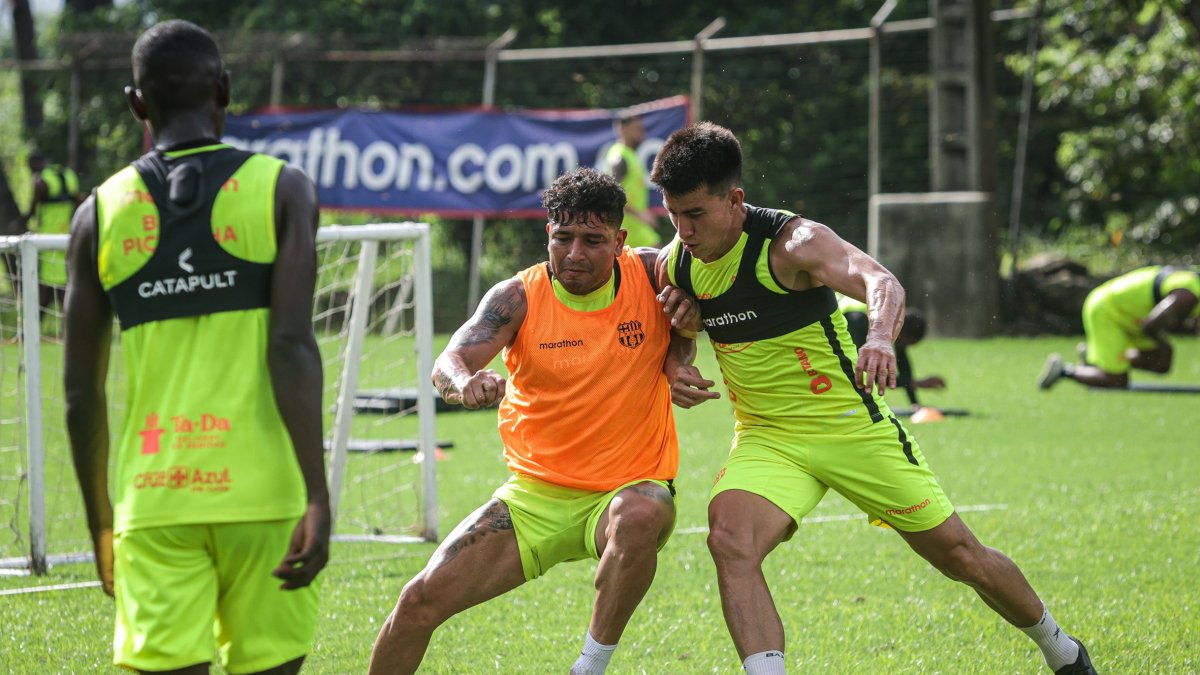 Mario Pineida (c), durante una de las últimas prácticas en Barcelona SC.