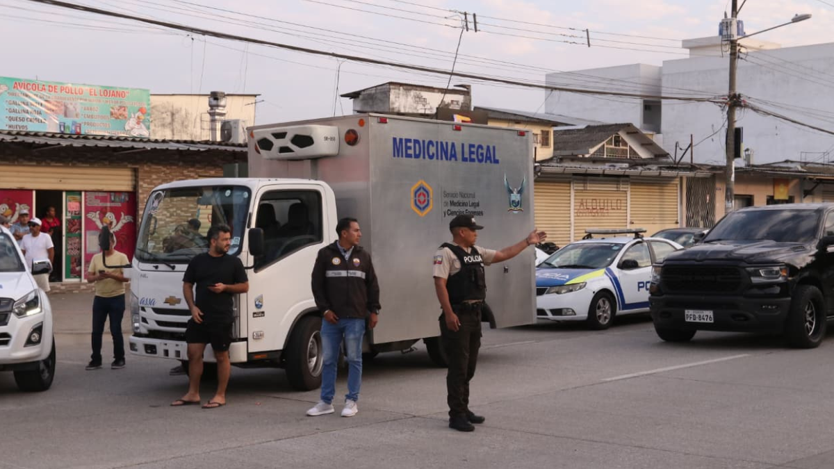 Agentes de Medicina Legal y Policía Nacional acuden al lugar donde fue baleado el futbolista Mario Pineida, en la calle Isidro Ayora, Guayaquil.