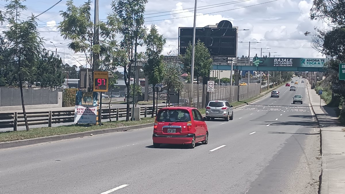 Los radares de la Autopista Cuenca- Azogues quedaron conectados únicamente de forma preventiva y didáctica luego de la terminación del contrato con Móvil Technology Ecuador.