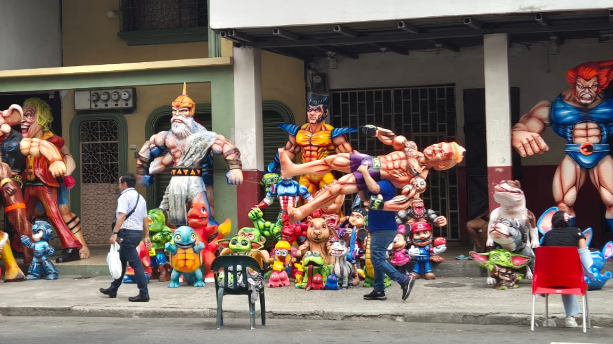 Durante diciembre los monigotes gigantes y tradicionales se toman las calles de la ciudad.