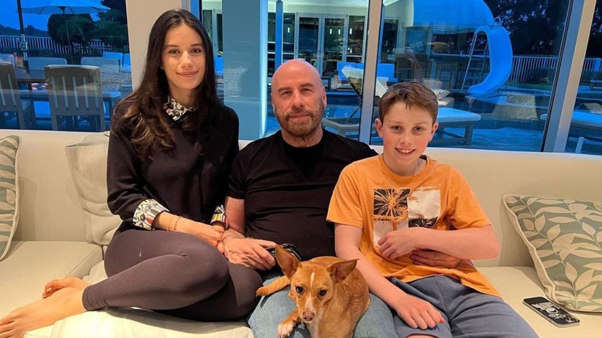 Ella Travolta de 25 años, John Travolta y Benjamin Travolta. Una foto durante el día del padre. Ella escribió: 