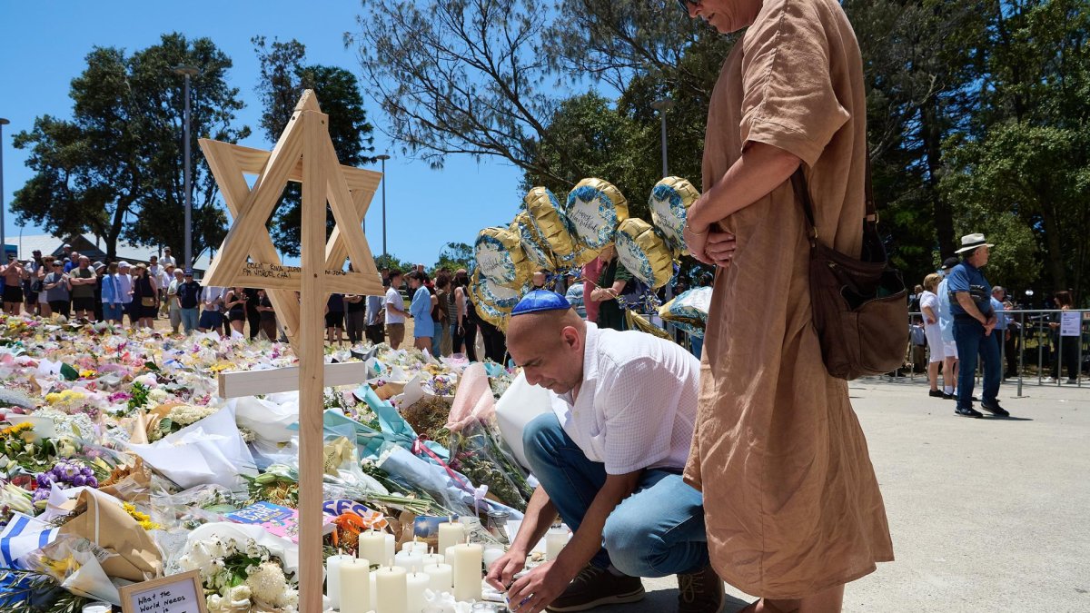 Personas asisten a los homenajes a las víctimas del atentado antisemita en Sídney.