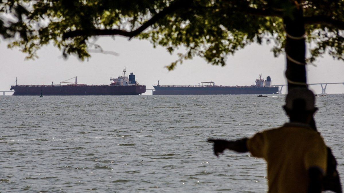 Un hombre observa dos buques petroleros que permanecen anclados en el lago de Maracaibo, cerca de Maracaibo, estado Zulia, Venezuela, el 17 de diciembre de 2025.