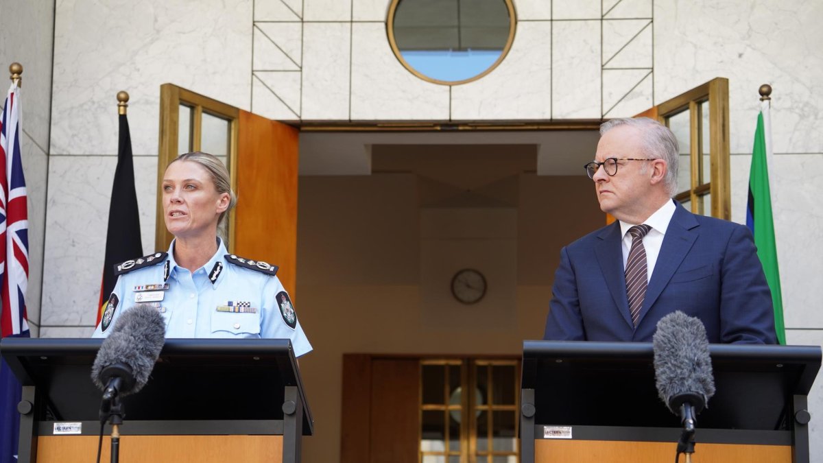 El primer ministro australiano, Anthony Albanese (derecha), y la comisionada de la Policía Federal  (AFP), Krissy Barrett, durante una conferencia de prensa, el 19 de diciembre de 2025.