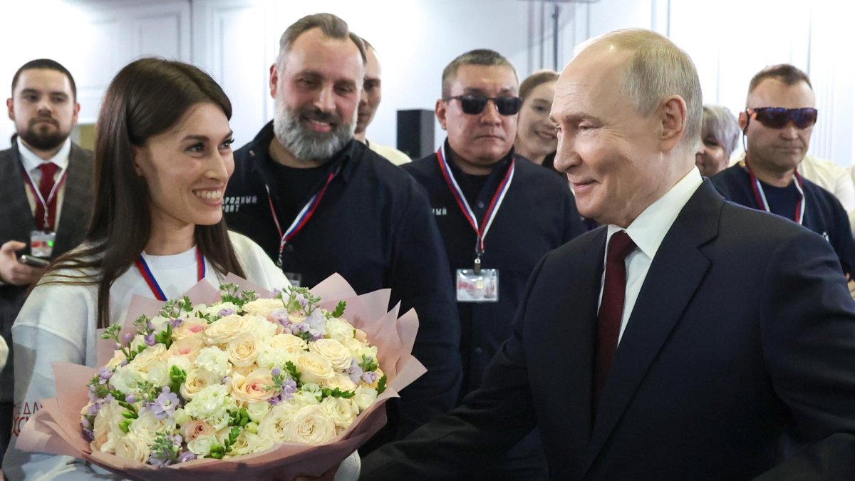 El presidente ruso, Vladímir Putin (der.), se reúne con miembros del Frente Popular Panruso después de una conferencia en Moscú, Rusia, el 19 de diciembre de 2025.