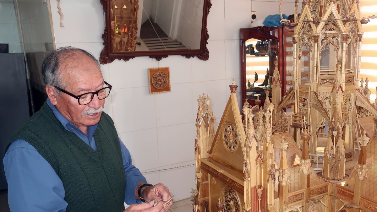 Artesano. El artesano Carlos Tapia replicó la Basílica en maderas como pino, laurel, cedro, nogal, canelo, colorado y bambú.