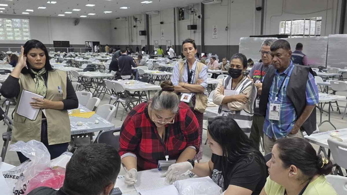 Fotografía cedida por el Consejo Nacional Electoral (CNE) que muestra a personas durante el escrutinio especial en Tegucigalpa (Honduras)
