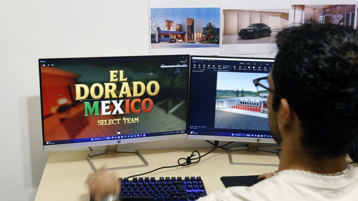 Ángel Villaverde, estudiante de ingeniería tecnológica, desarrolla juegos con temática bélica para la plataforma de juegos Roblox en Monterrey,  México, el 19 de noviembre de 2025.