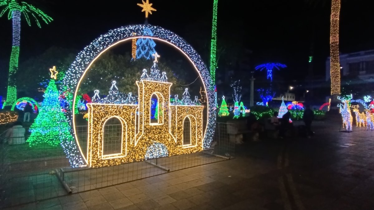 Luces. Destacan figuras navideñas, patrimoniales y ancestrales.