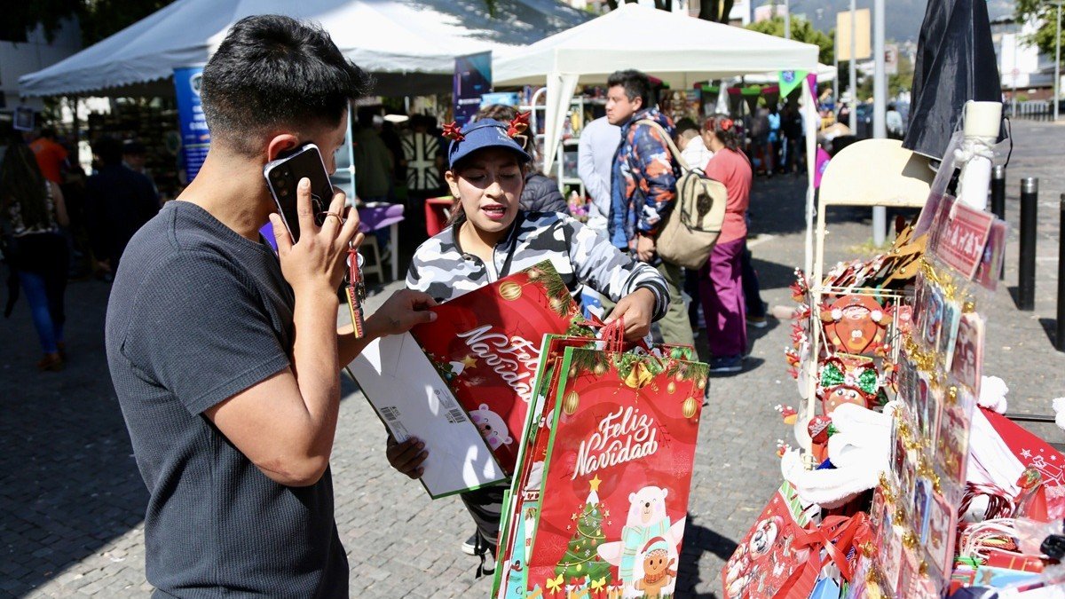 Productos de decoración y regalos se ofrecen en las ferias de Navidad, ubicadas en el norte y sur de Quito.