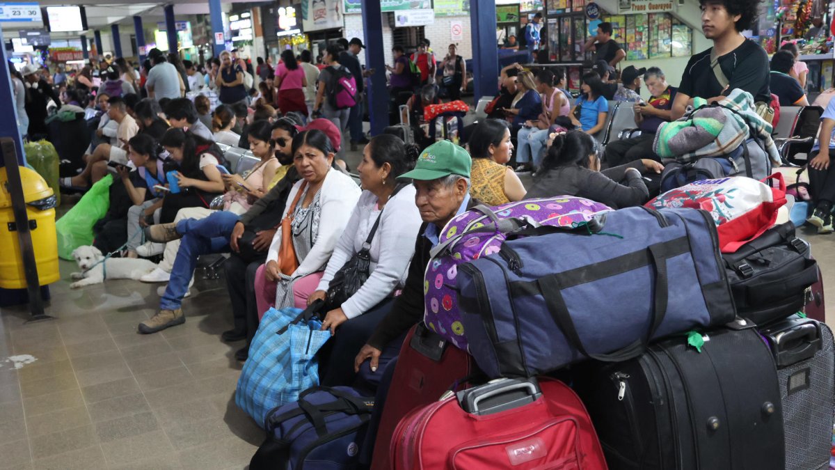 Personas esperan para comprar boletos en la terminal 