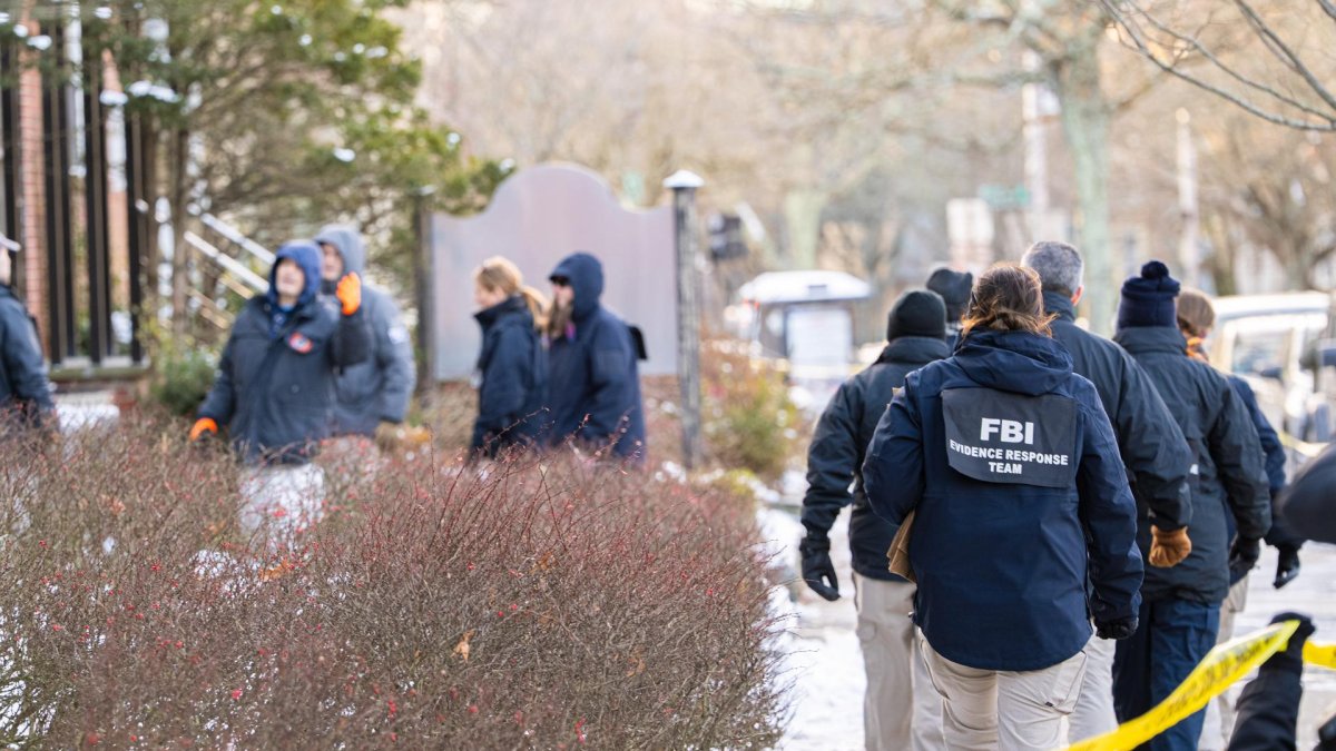 Agentes del FBI investigan cerca del edificio Barus y Holley en la Universidad Brown en Providence, Rhode Island.