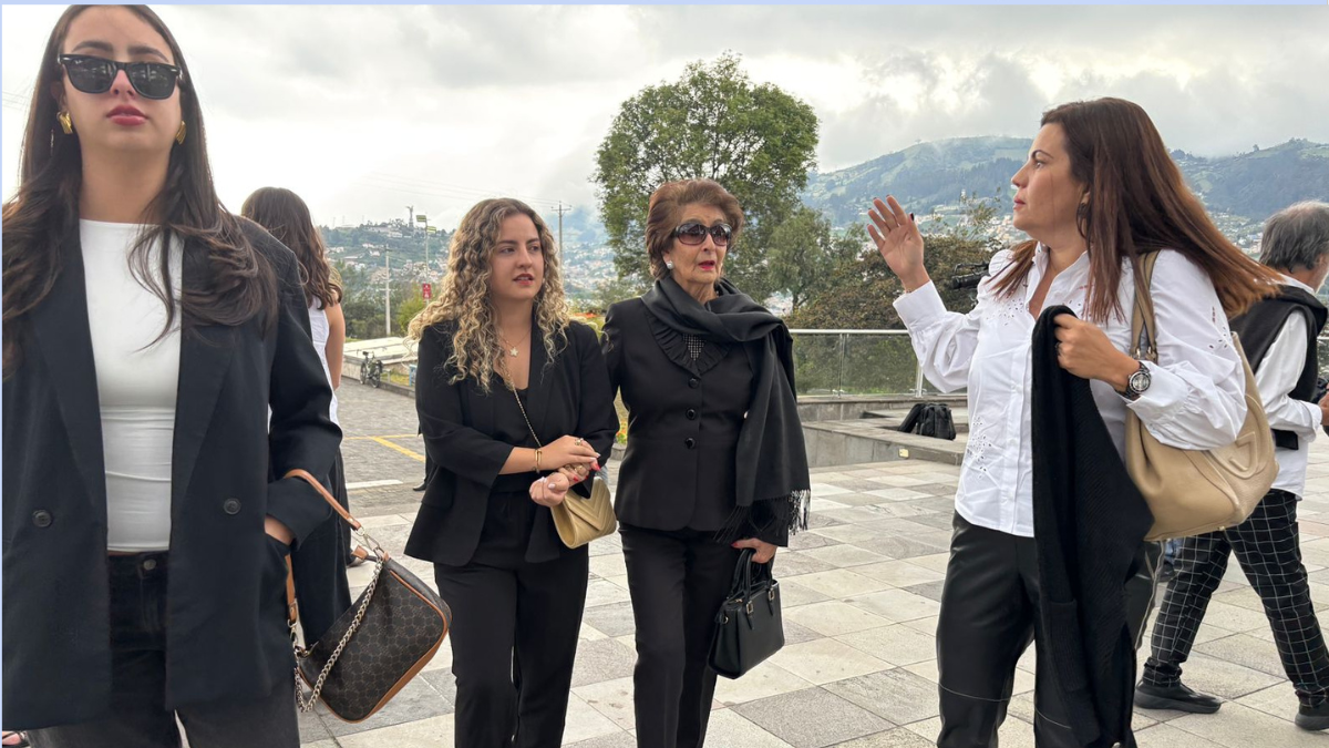 Familiares de Rodrigo Borja llegan hasta el lugar donde van a velarlo.