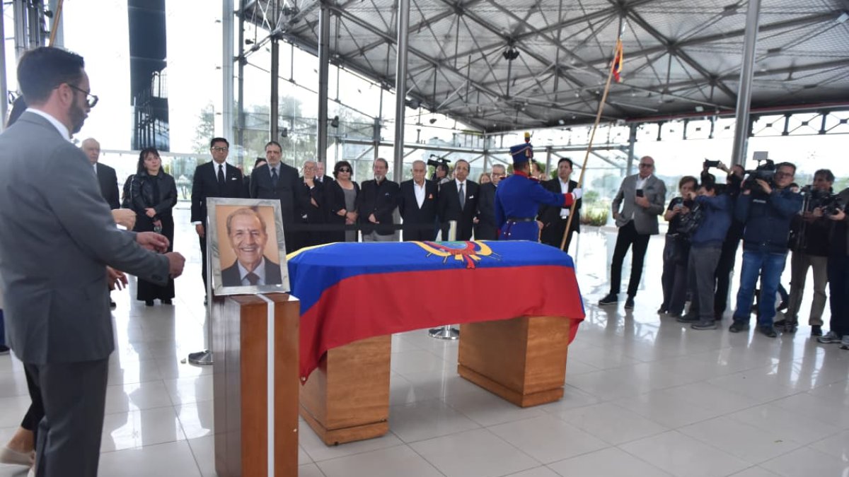 El féretro del expresidente, Rodrigo Borja, llegó este 19 de diciembre de 2025 al Palacio de Cristal del Itchimbía, en Quito.