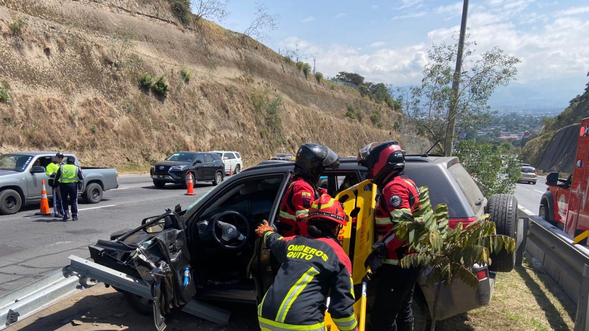 Personal de Bomberos atendió una emergencia por un siniestro de tránsito en La Ruta Viva, sector La Primavera.