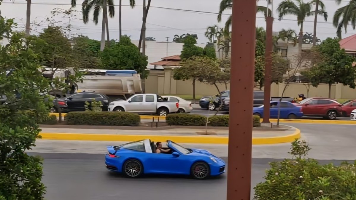 A las 09:30, un ciudadano grabó que el presidente Daniel Noboa cruzó la avenida Samborondón en un Porsche azul.