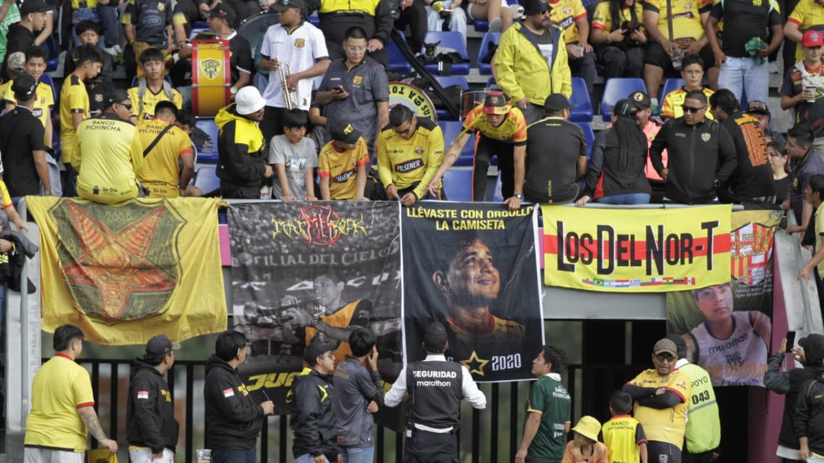 En el último partido de Barcelona en LigaPro ante Independiente, hinchas llevaron cartelones en honor a Mario Pineida.