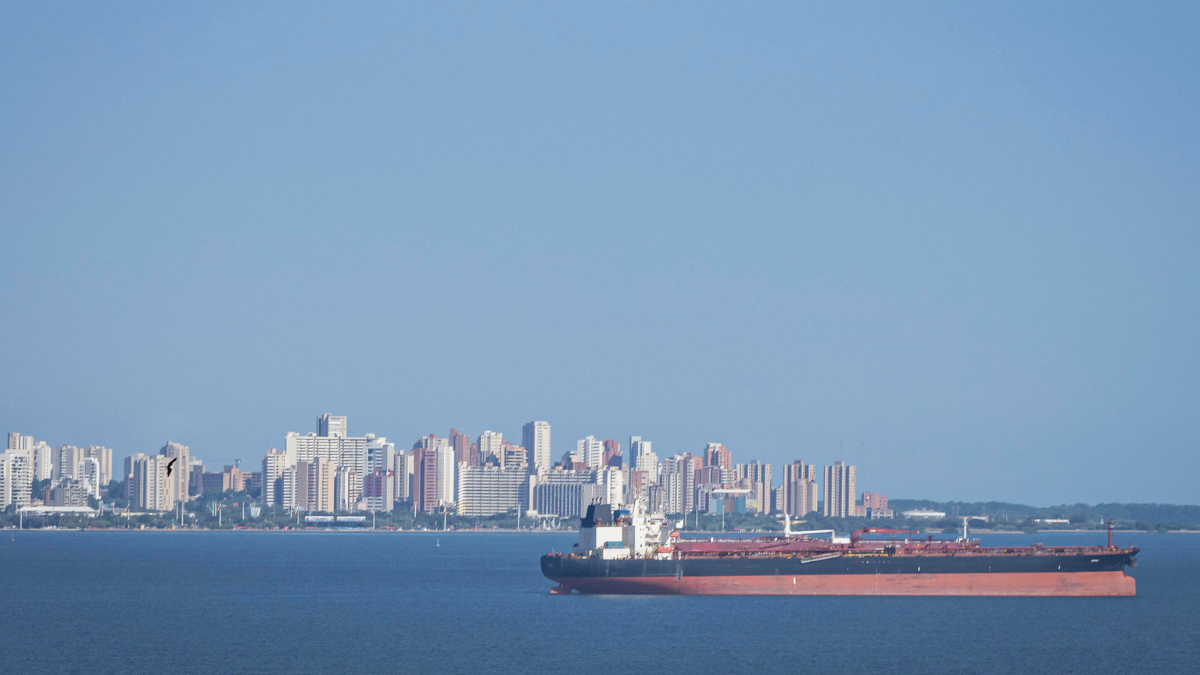 Fotografía que muestra una embarcación petrolera navegando en el lago de Maracaibo el pasado jueves, en Cabimas (Venezuela).