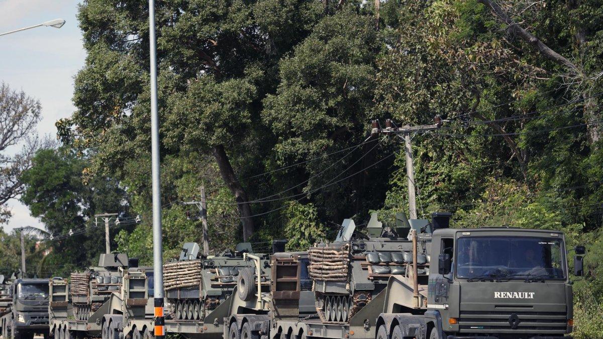 Vehículos militares de Tailandia trasportados hacia la frontera con Camboya, el 12 de diciembre.