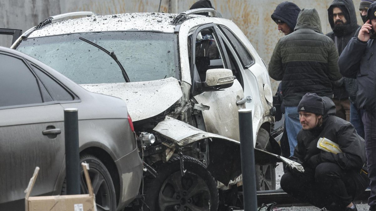 Investigadores rusos trabajan cerca de un coche destruido tras la explosión de un artefacto explosivo en Moscú, Rusia, este lunes.