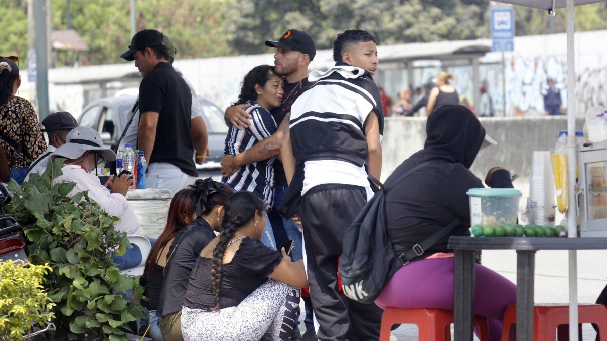 Dolor. Familiares de Anthony, uno de los menores asesinados, lloraban afuera de la morgue en Nueva Prosperina.