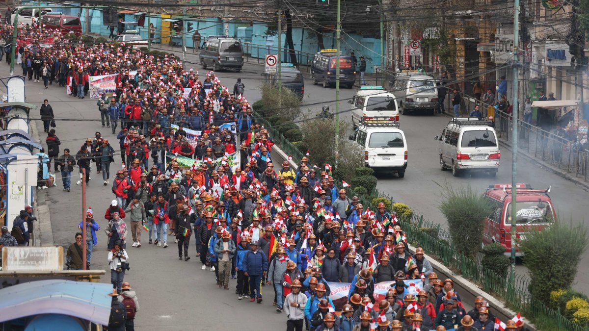 Personas participan en una manifestación en La Paz (Bolivia).
