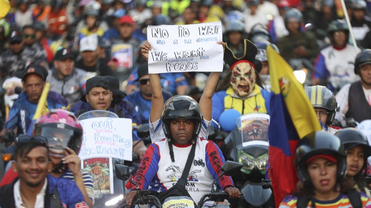 Motociclistas que apoyan al presidente venezolano Nicolás Maduro participan en una caravana para protestar contra Estados Unidos en Caracas el 22 de diciembre de 2025.