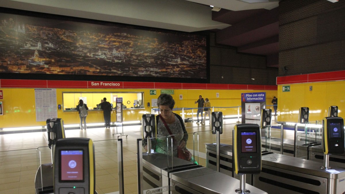 La Empresa Metro de Quito recomienda usar medios de pago digitales para evitar hacer colas. En el feriado de Navidad, el horario será normal.