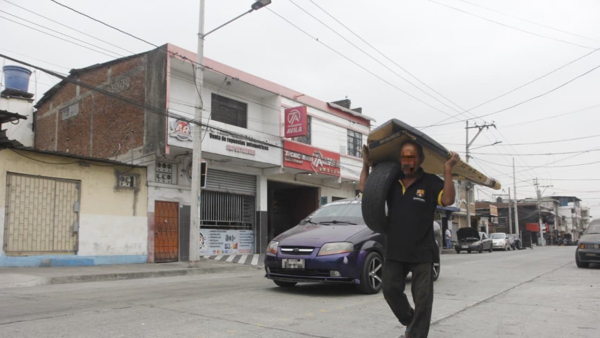 Dos locales fueron baleados en el suroeste de Guayaquil, luego de que sus dueños fueran amenazados.