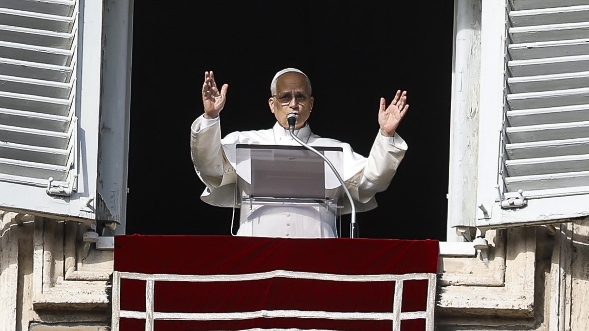 El Papa León XIV dirige la oración del Ángelus, la tradicional oración dominical, desde la ventana de su oficina que da a la Plaza de San Pedro, Ciudad del Vaticano, 21 de diciembre de 2025.