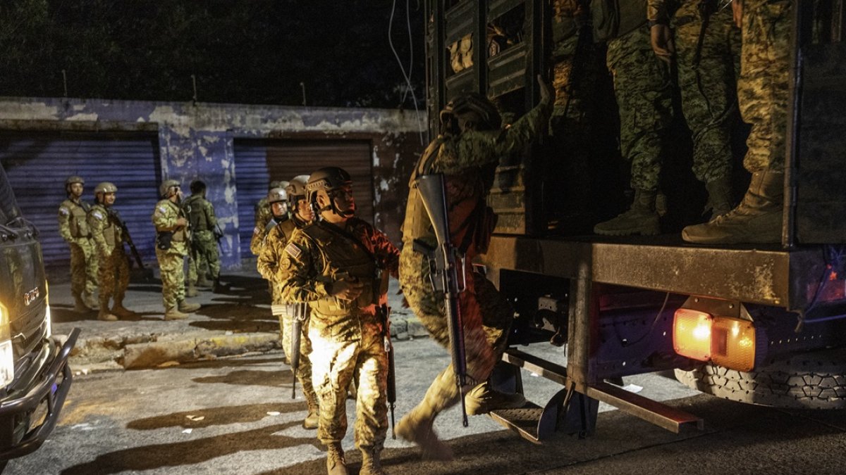 Tropas del ejército salvadoreño parten después de custodiar las celebraciones navideñas en el centro histórico de la ciudad capital.