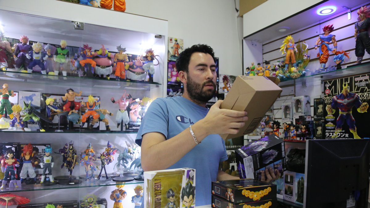 Venta. Pablo Calvache vio en Tiktok cómo las figuras de anime se volvían virales. Eso le dio la pauta para emprender en este negocio.