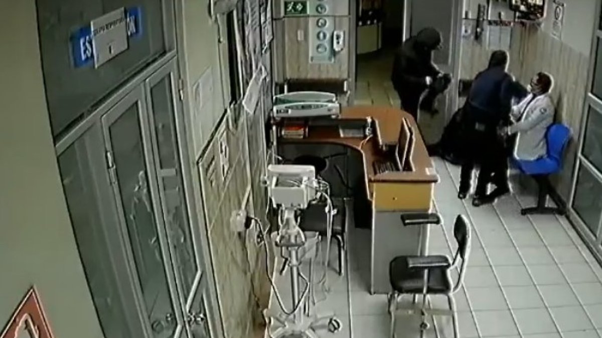 En las cámaras de seguridad quedó registrado el robo a un centro de Salud en el Centro Histórico.