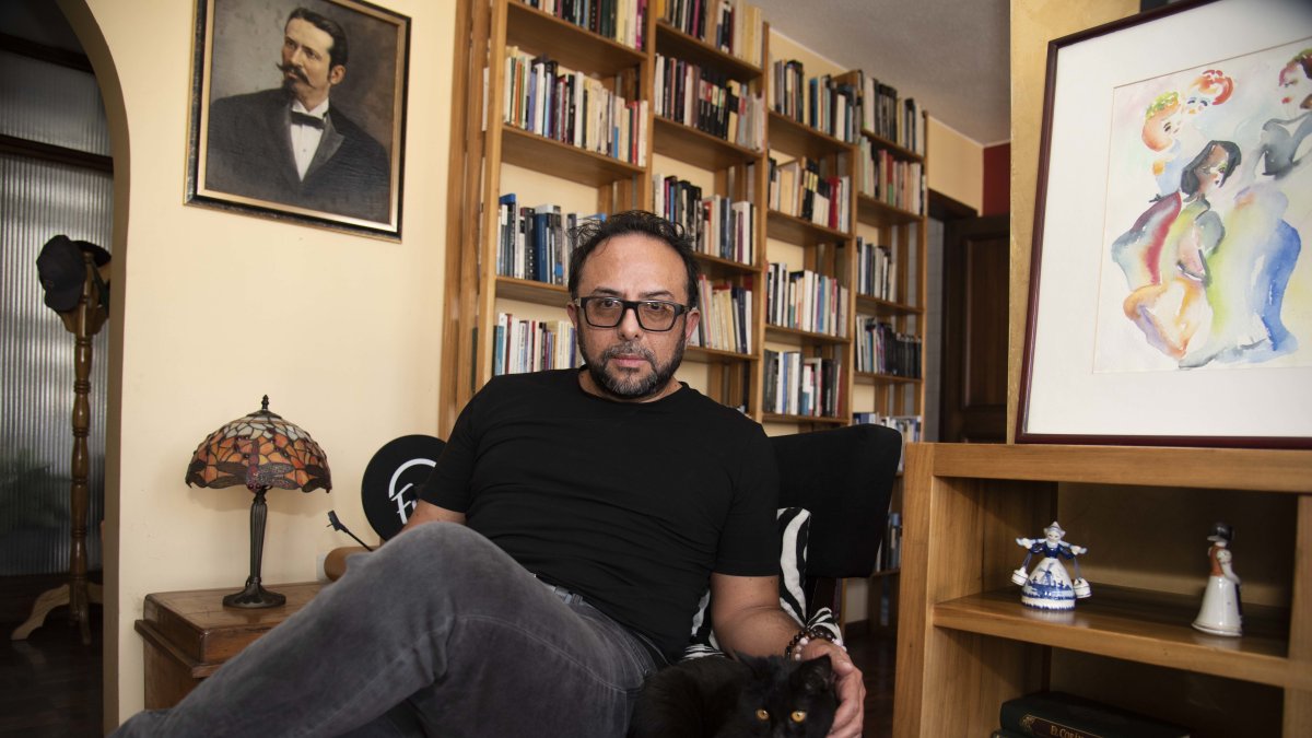 Juan Pablo Castro es escritor y PhD en Literatura por la Universidad Andina Simón Bolívar.