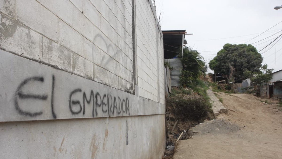 La palabra 'Emperador' fue hallada en una pared del ingreso de la vivienda, señalada por la Policía como un indicio clave en la investigación.