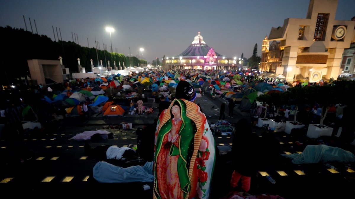 Feligreses mexicanos asisten durante el peregrinaje anual a la Basílica de Guadalupe este viernes, en la Ciudad de México (México).