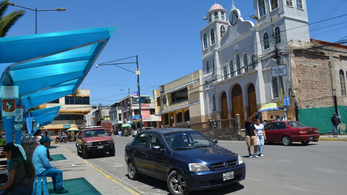 La iglesia La Dolorosa y el parque central son puntos atractivos en la parroquia Atahualpa, donde  está rodeada de negocios.