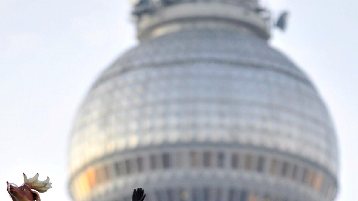 Santa Claus en su viaje mientras atraviesa Berlín.