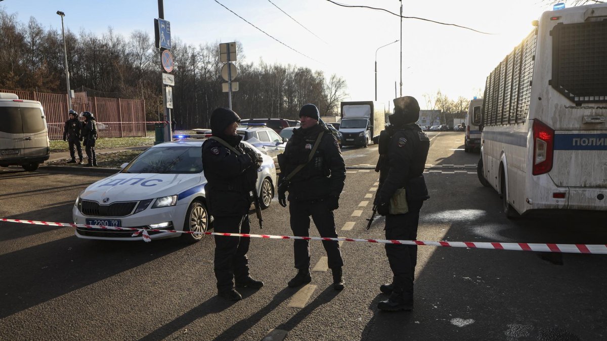 Policías rusos bloquean una calle tras un ataque con bomba contra un vehículo de una patrulla de tránsito de la policía en el sur de Moscú, el 24 de diciembre de 2025.