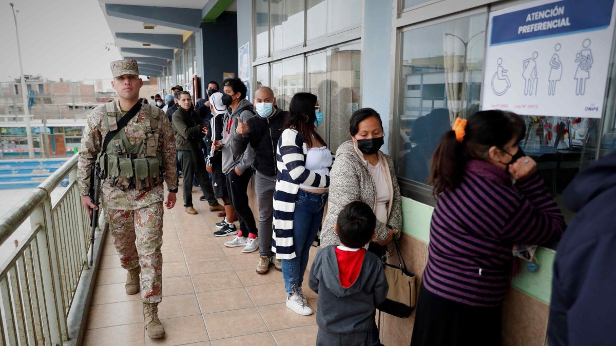 Fotografía de archivo de personas en un centro de votación, en Lima (Perú).