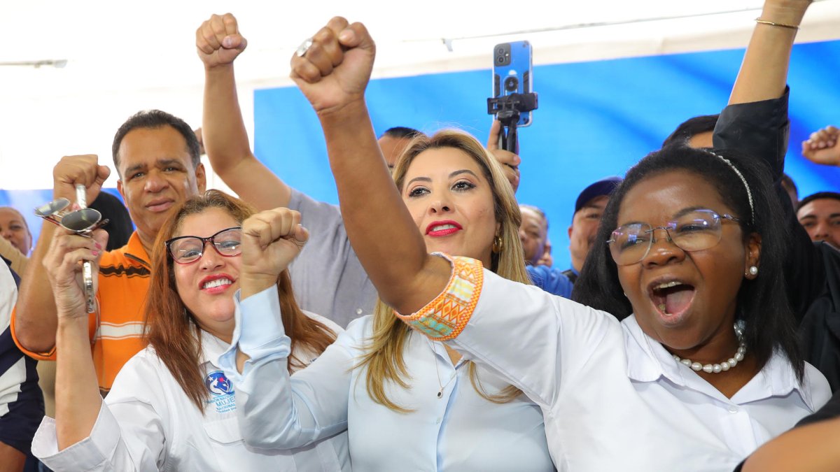 Simpatizantes del candidato a la presidencia Nasry 'Tito' Asfura, se manifiestan en la sede del Partido Nacional este miércoles, en Tegucigalpa (Honduras).