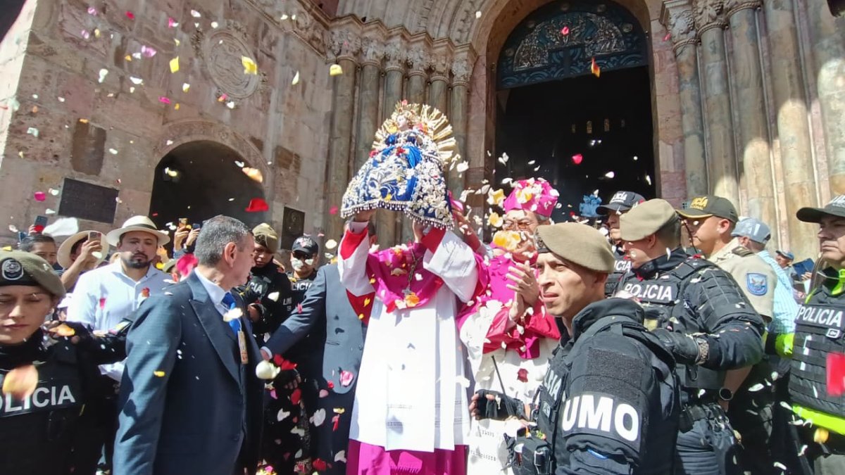 Cuenca. La imagen del Niño Viajero fue presentada ante la multitud que se dio cita en el parque Calderón.