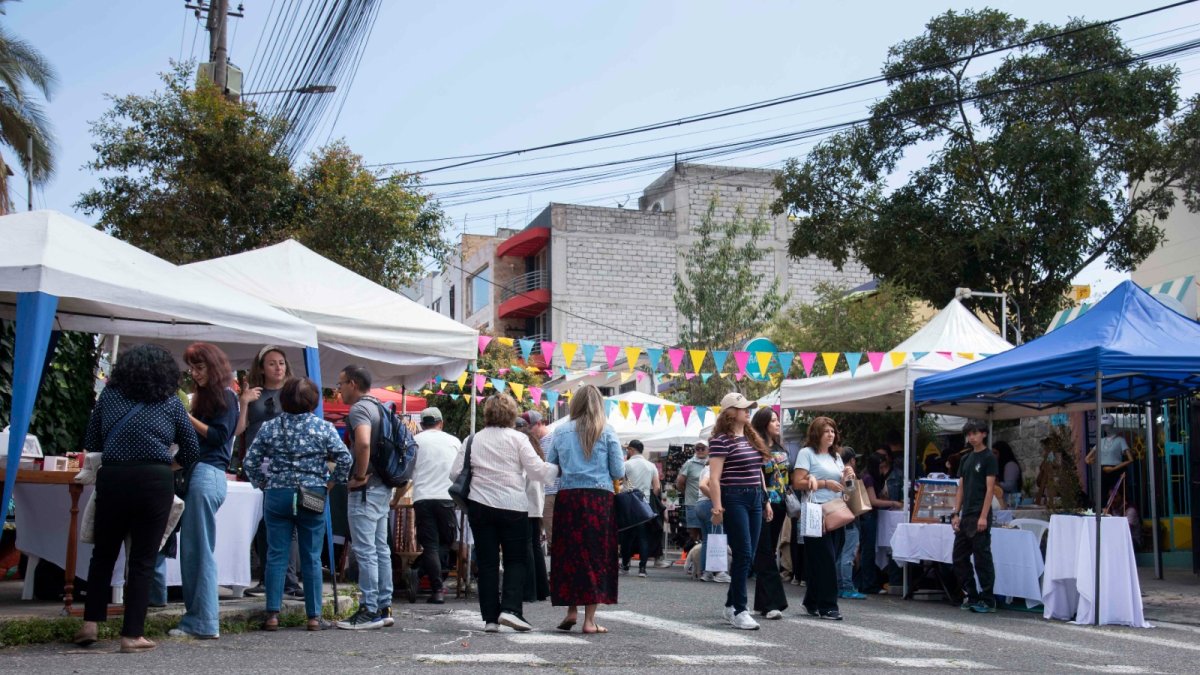 Además del circuito permanente, en La Floresta se realizan tres ferias anuales. Los emprendedores se ubican en distintas calles del tradicional barrio.