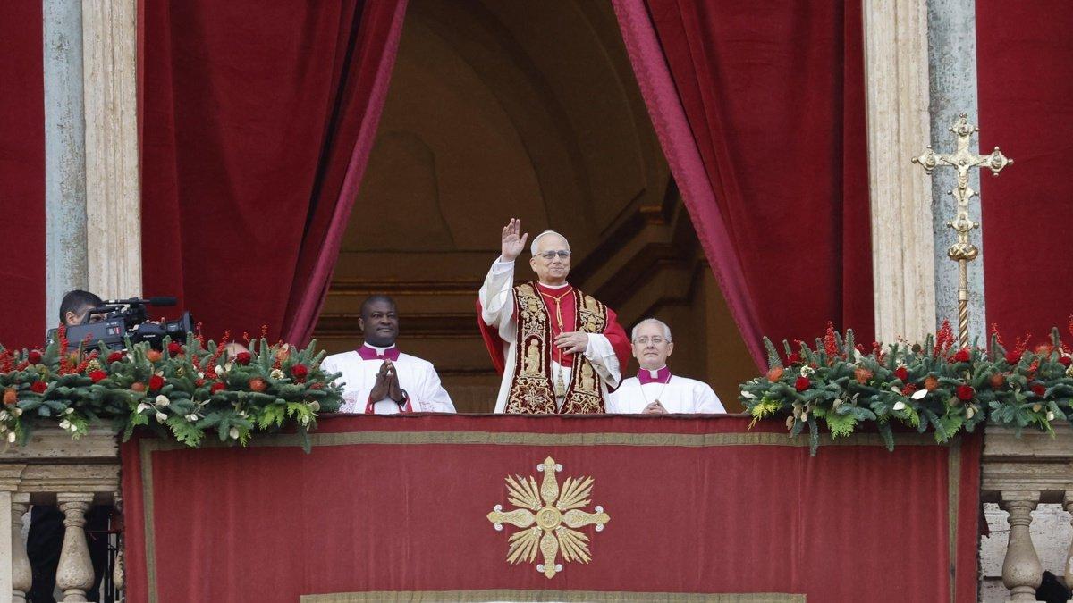 El papa León XIV en su primer mensaje de Navidad antes de la bendición 'Urbi et Orbi' asomado al balcón de la fachada de la basílica de San Pedro este 25 de diciembre de 2025.