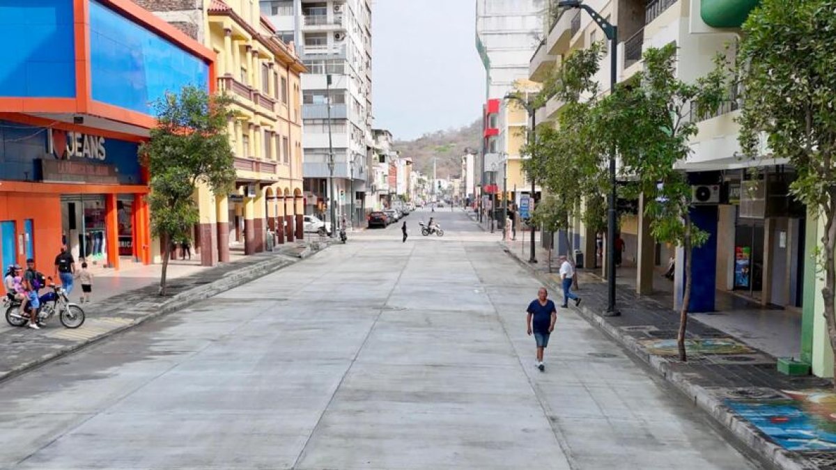 Guayaquil. La calle, una de las más transitadas del centro, fue intervenida.