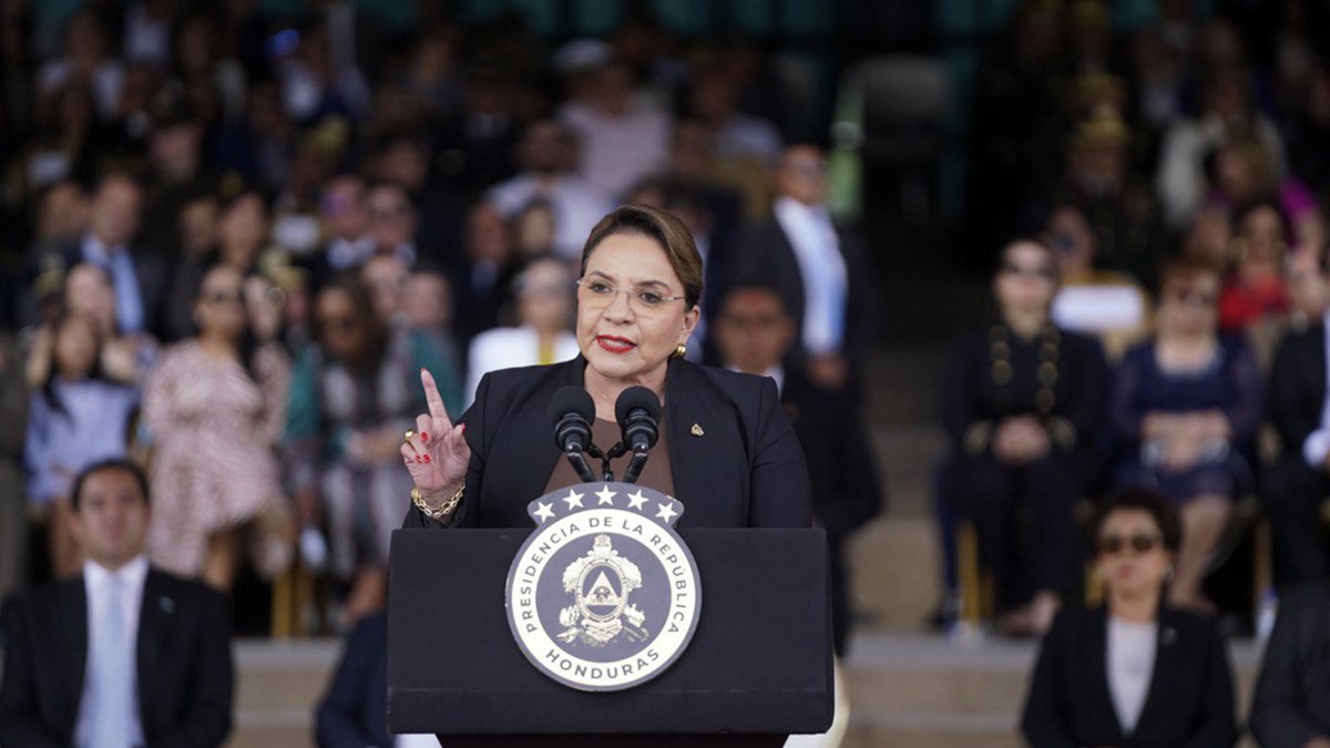 Fotografía de archivo del 18 de diciembre de 2025 que muestra a la presidenta de Honduras, Xiomara Castro, hablando durante la ceremonia de traspaso de mando.